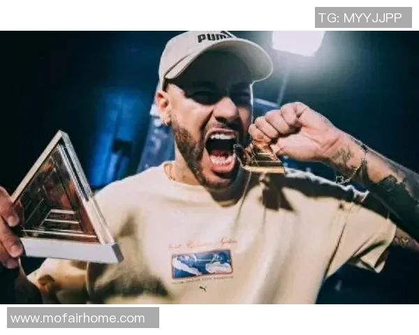 足球巨星体验地铁生活：当世界级球员与市民同行的趣味瞬间